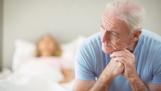 man-bij-bed-ziekte-seksualiteit