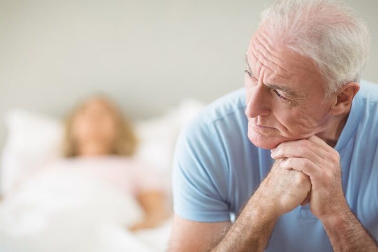 man-bij-bed-ziekte-seksualiteit